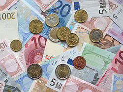 Monete e banconote in euro. Nella foto si vedono monete di Germania, Belgio, Spagna, Finlandia e Lussemburgo.