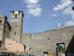 Viterbo: Porta Romana e campanile di San Sisto - Foto di Lalupa